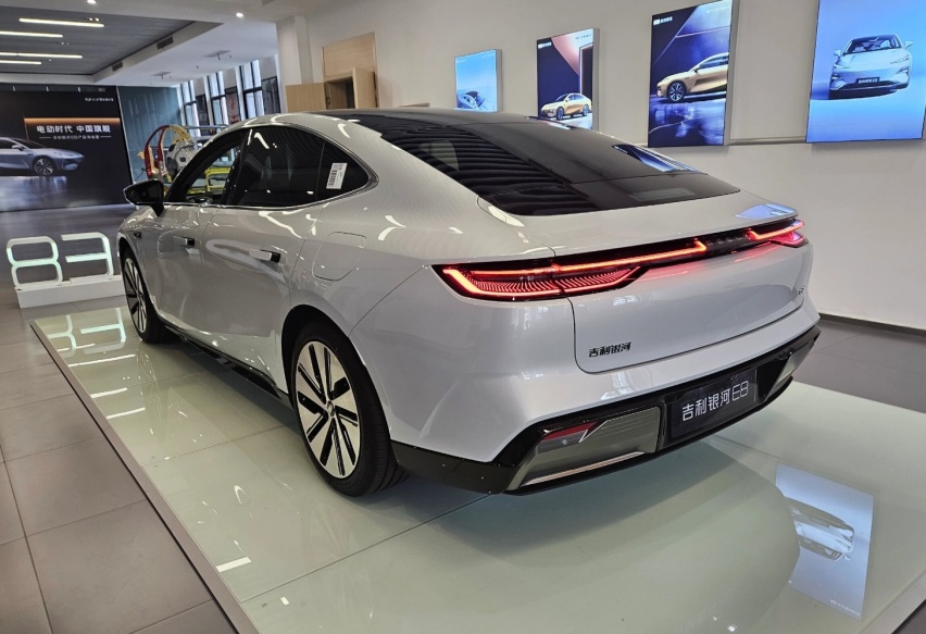 银河E8实车到店，大过汉EV配无框车门，搭646马力+800V超充