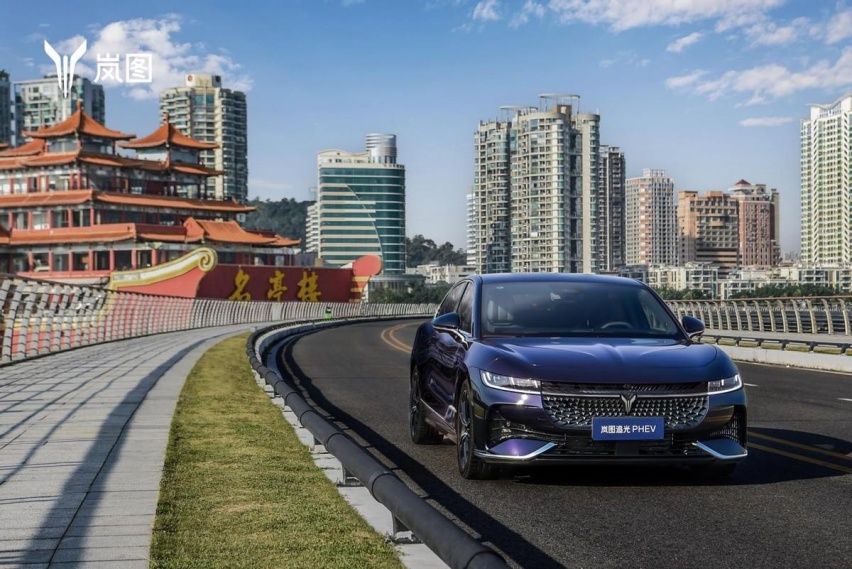 25.28万起售的岚图追光PHEV，真能做到豪华与亲民兼具吗？