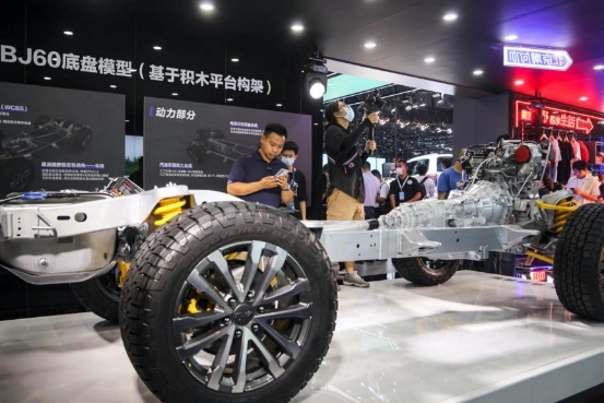 周末五一十一的硬派越野利器！BJ60开启预售，23.98万元起