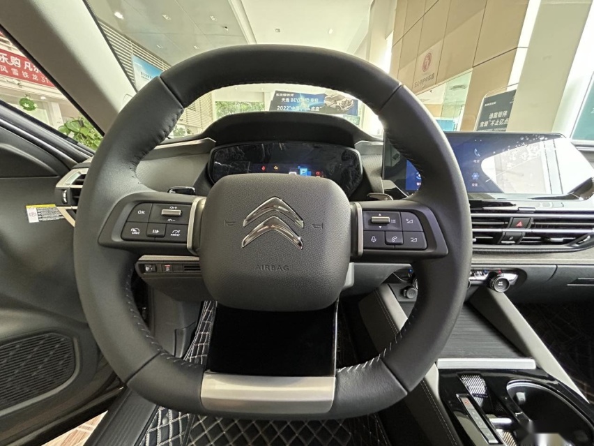 探店|2023款凡尔赛C5 X，入门即豪华，14.37万起售