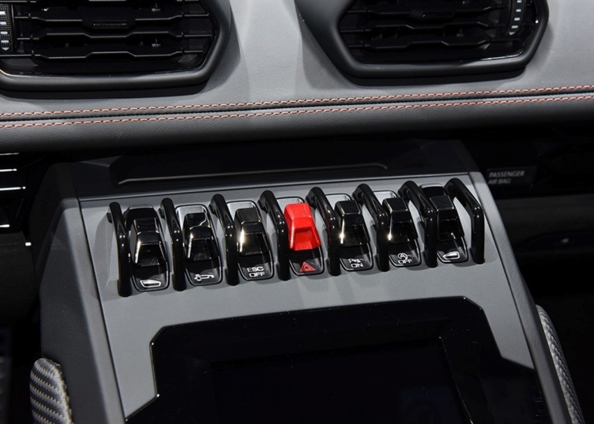 兰博基尼是认识超跑的典范，新车330万起，配5.2L V10