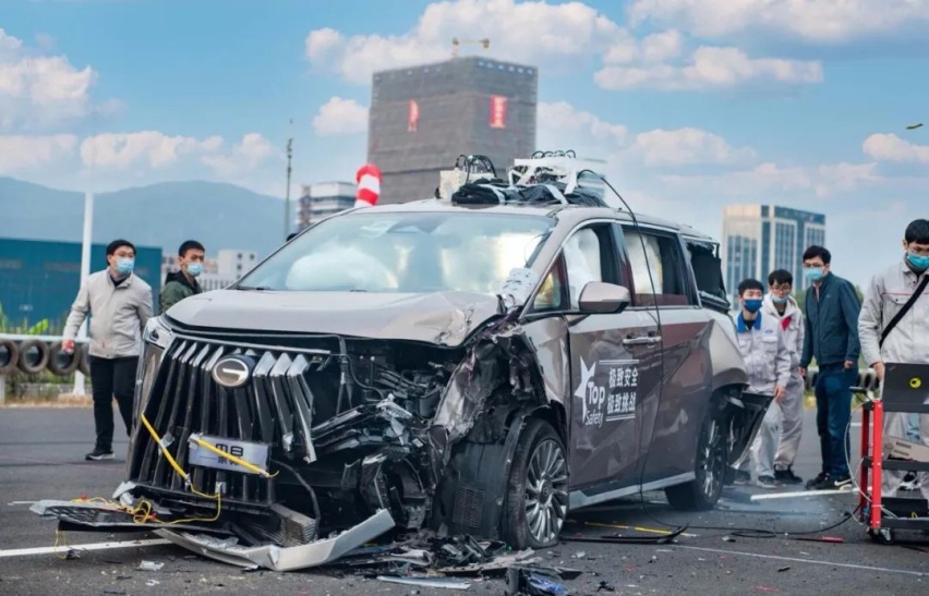 M8宗师实车碰撞，挑战大货车