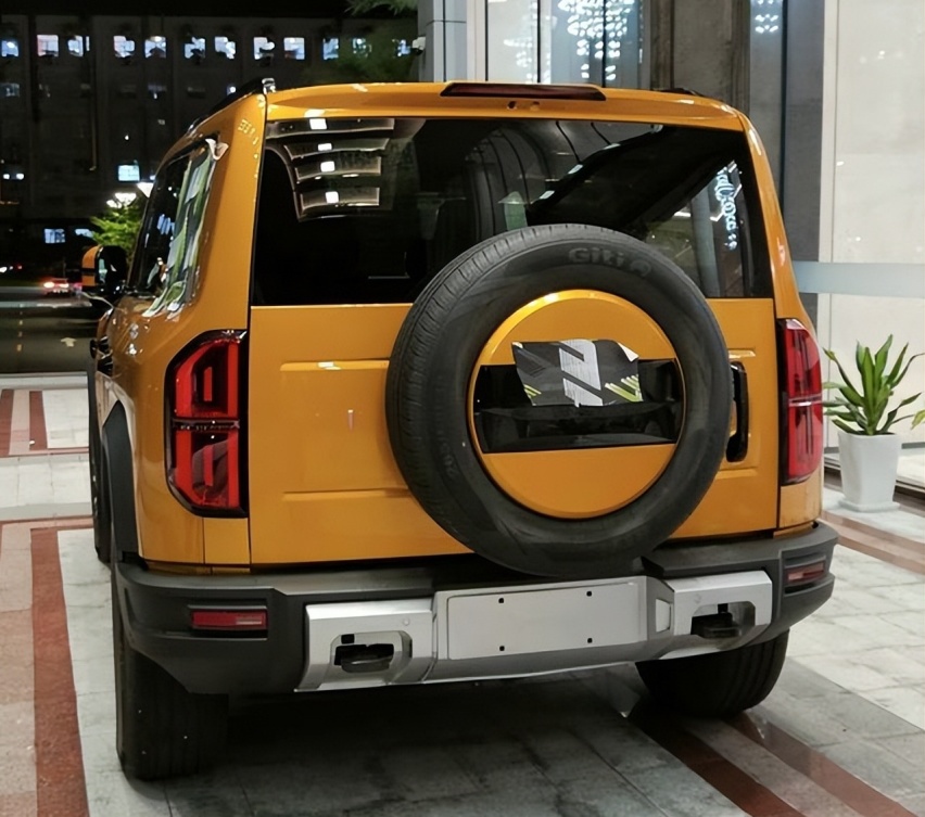 比亚迪版“坦克300”实车到店！尺寸超霸道配三把锁，续航1200Km