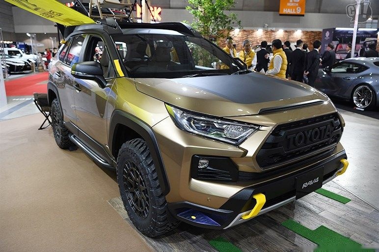 文能大嘴玩低趴，武能升高搞越野，看七种风格改装的丰田RAV4