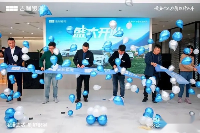 图片包含 室内, 桌子, 男人, 一群

描述已自动生成