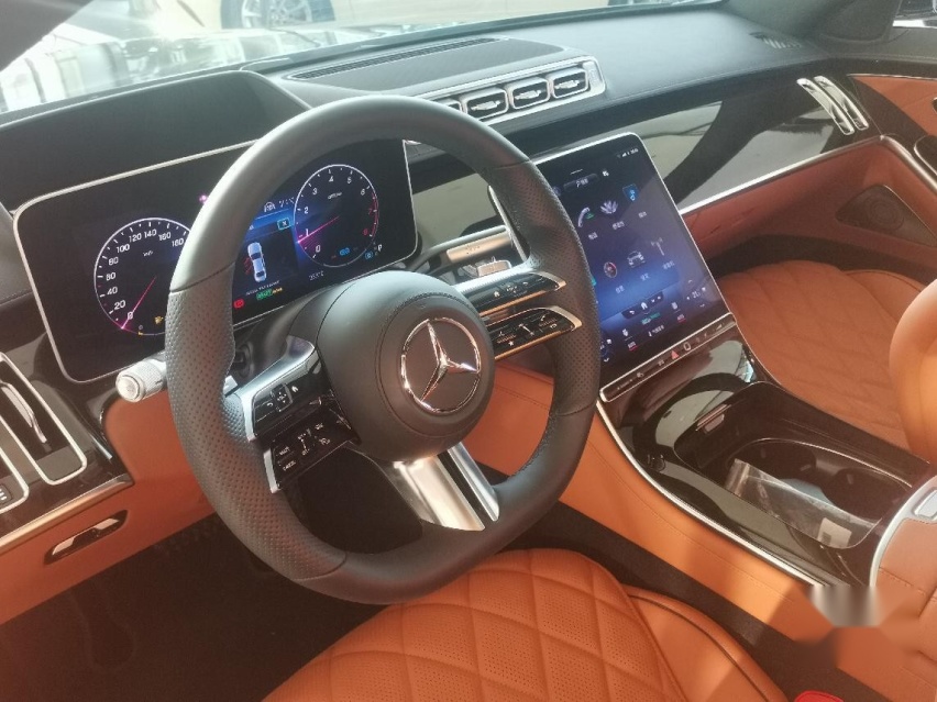 实拍奔驰S级S500L 4MATIC，车长超5米3，一坐进去就舍不得下