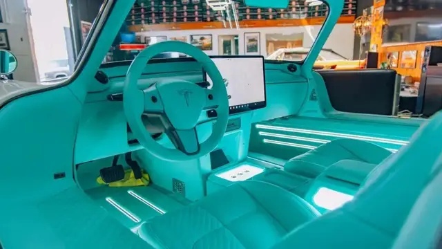 30万的特斯拉Model 3改成千万神车奔驰300SL，看完心动了！