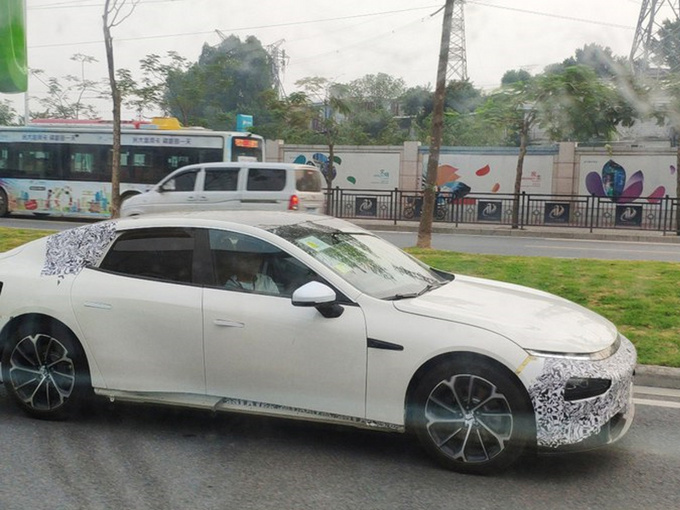 对标特斯拉Model 3，小鹏全新轿跑车路试谍照曝光