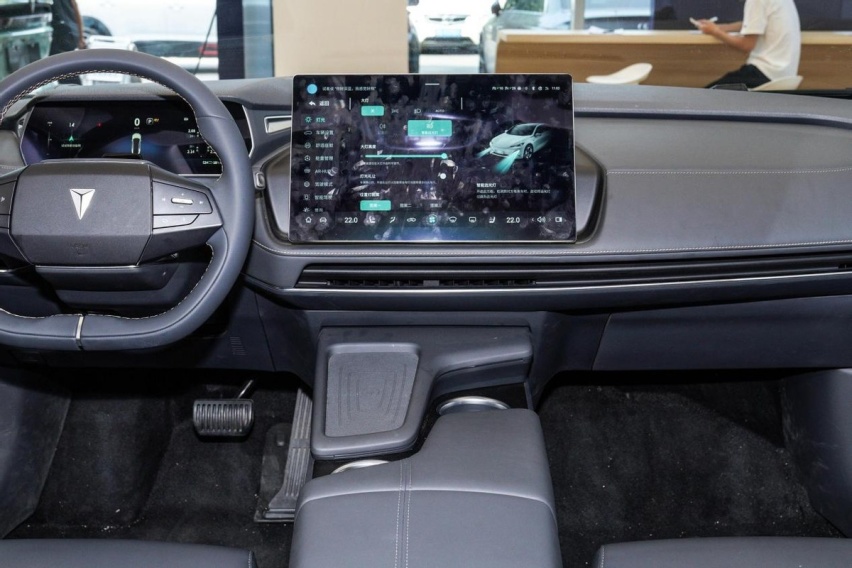 特斯拉Model 3的竞品，最高纯电续航705km，深蓝SL03产品力