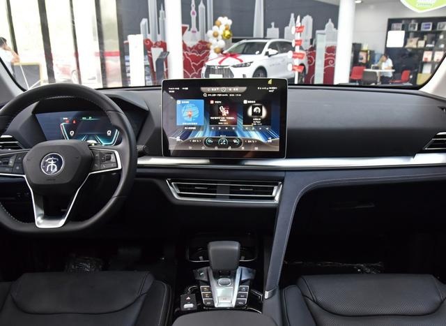 配备全时电四驱的紧凑型SUV，4.7秒破百，一箱油可跑3714km？