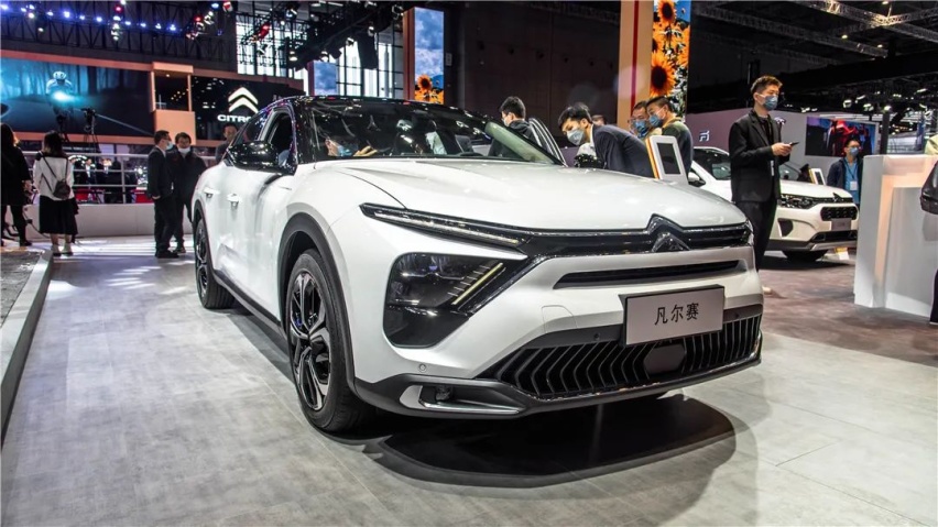 雪铁龙展台，凡尔赛C5 X站C位