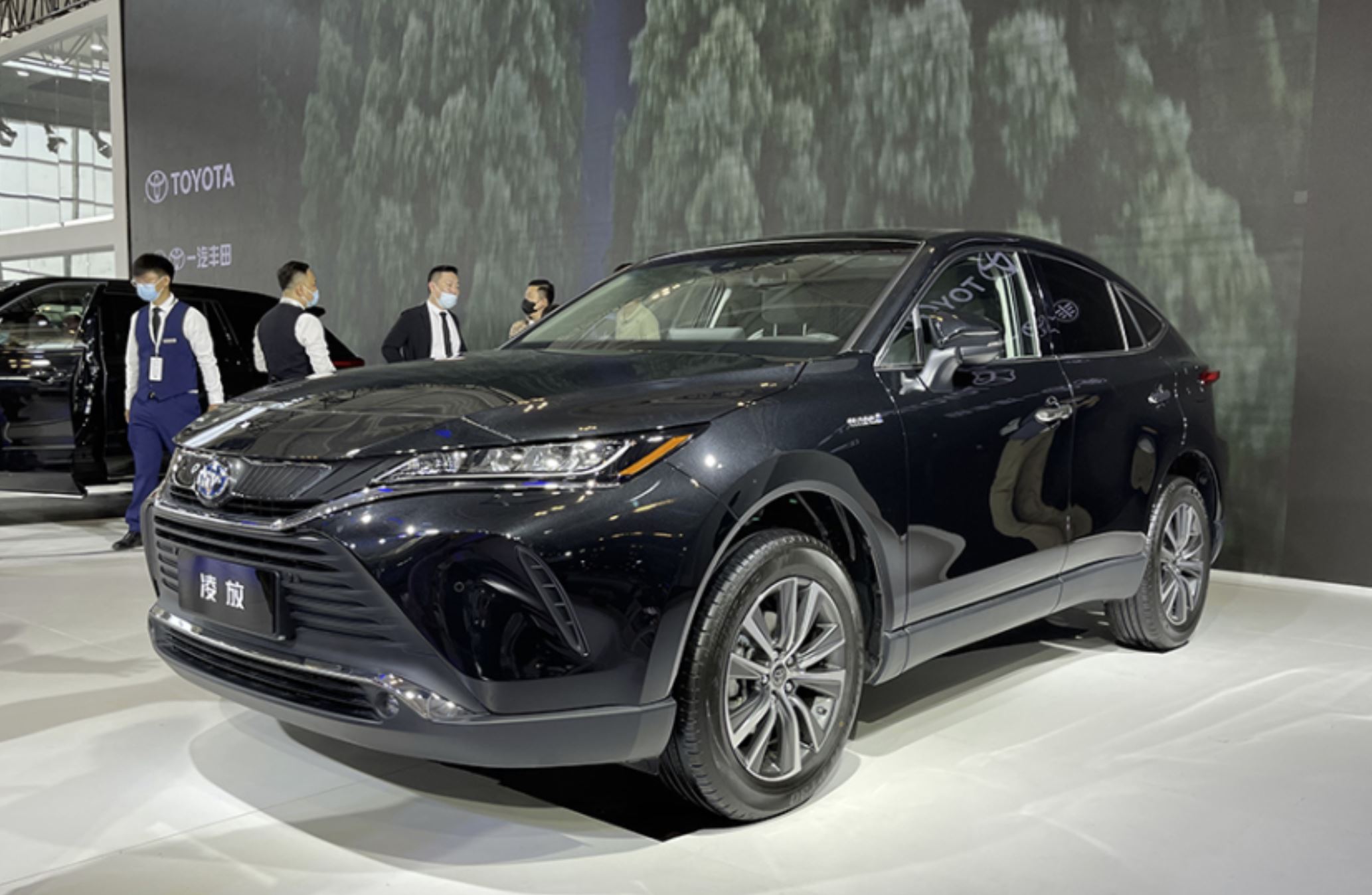 2021天津车展:丰田凌放实车现身,黑色涂装很大气,内饰很豪华