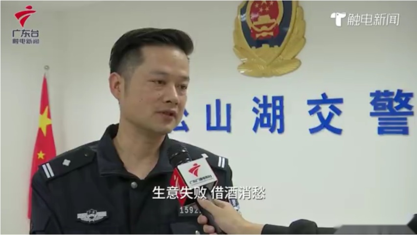 借酒消愁愁更愁！男子醉驾被查后下跪求放过