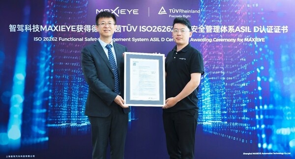 左起- 德国莱茵  服务与信息安全大中华区总经理赵斌、智驾科技MAXIEYE COO&VP 杨腾飞