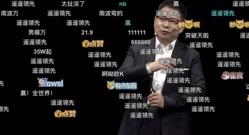 问界M5正面撞击行车道静置施工车：撞击力度很大，车辆几乎全损