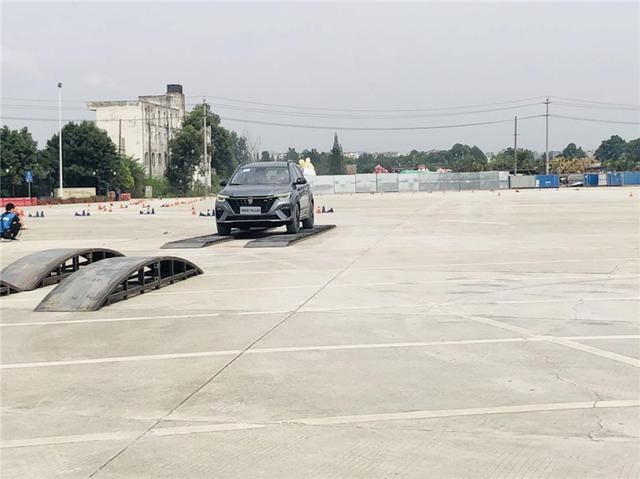 场地试驾荣威RX5 PLUS，探寻4天卖5000台的秘诀
