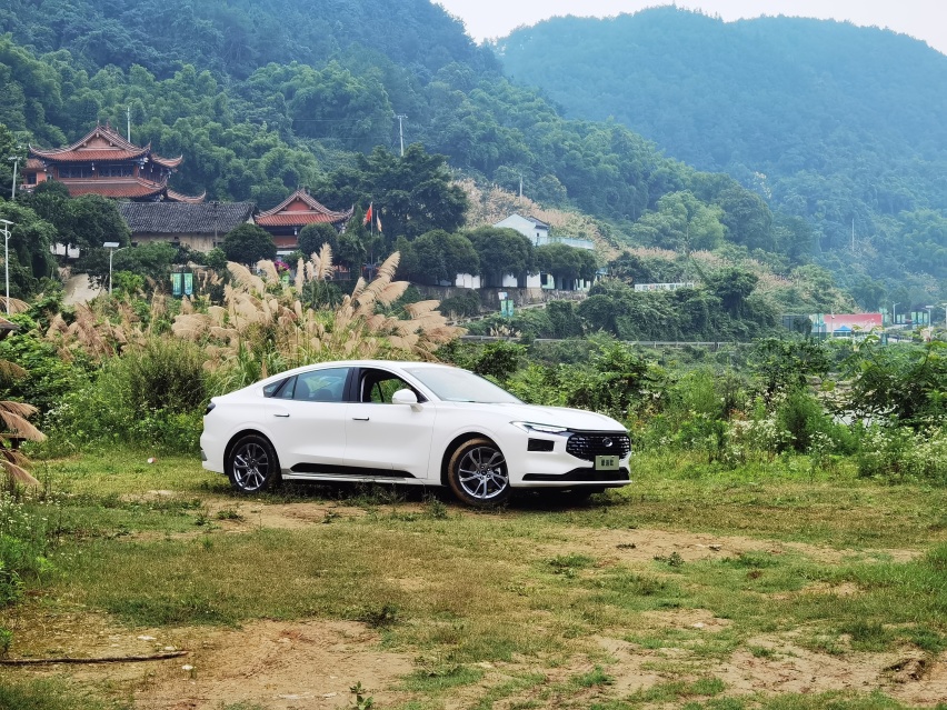 13万交个朋友？1.5T蒙迪欧车长近5米、轴距近3米，油耗6.6L，心
