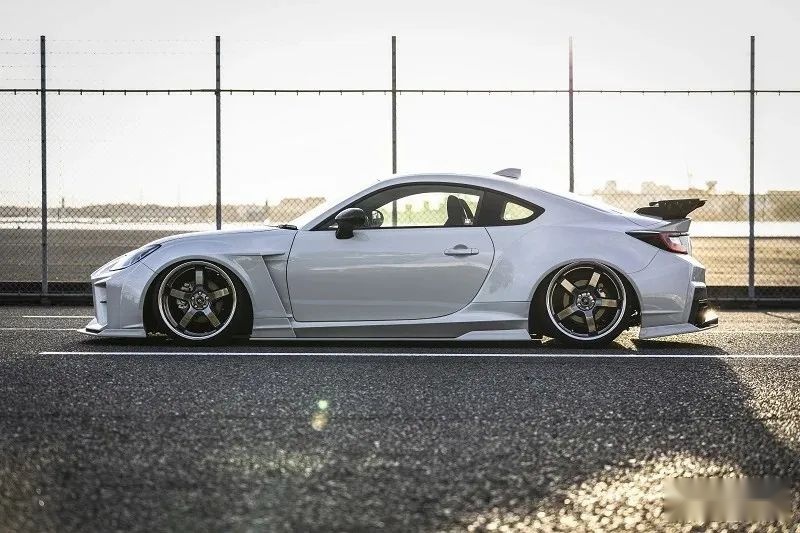 KUHL改装宽体GR86/BRZ，风格神似2000年初的《极品飞车》
