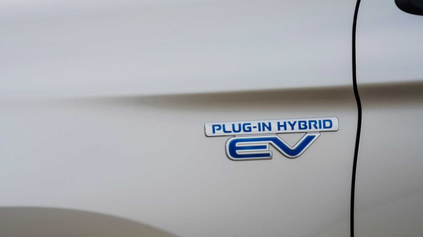 2021-mitsubishi-outlander-phev-badge.jpg