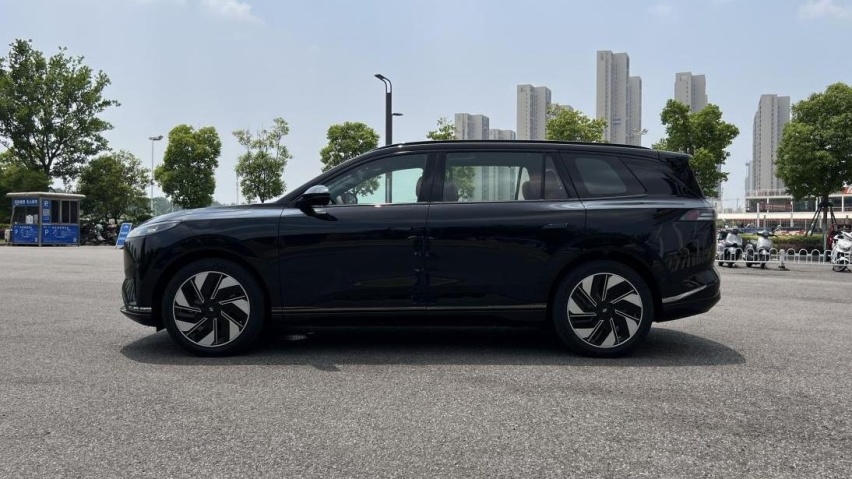 试驾奕派eπ008： 新晋奶爸车，一次满足全家需求！