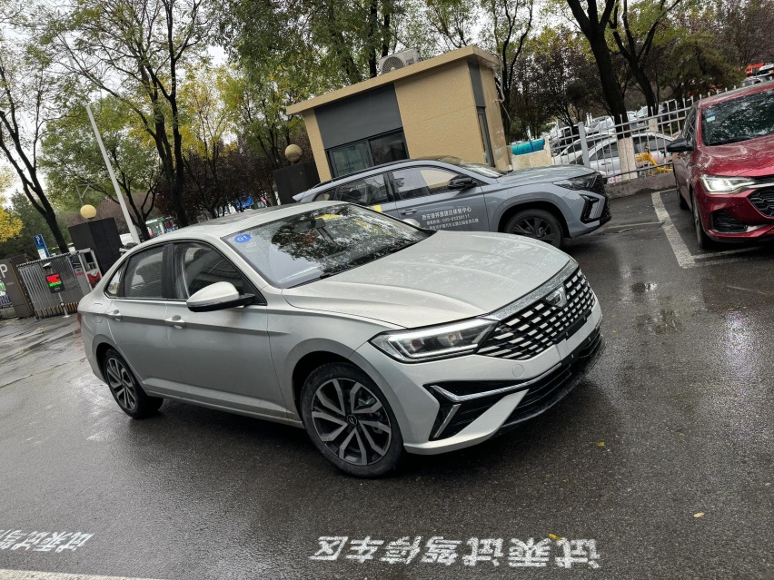 “换标”速腾？捷达VA7实车到店，长超4米7，配1.4T+独立悬架