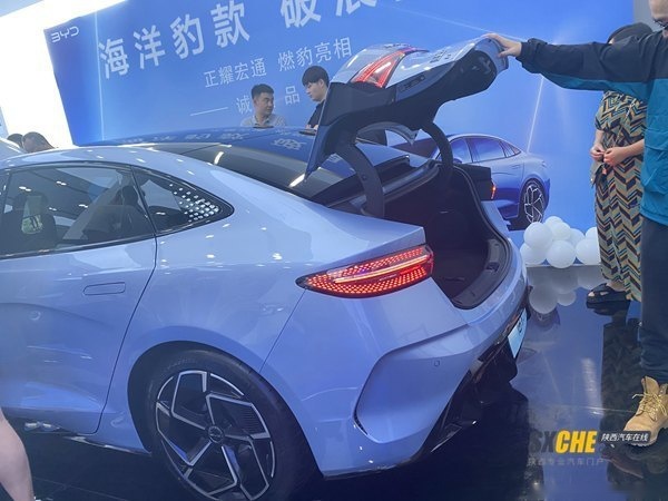 比亚迪海豹现身西安人气旺！堪比明星见面会