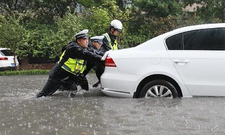 高温高湿润危险来袭，电车避险必须记住这几招，关键时刻救命