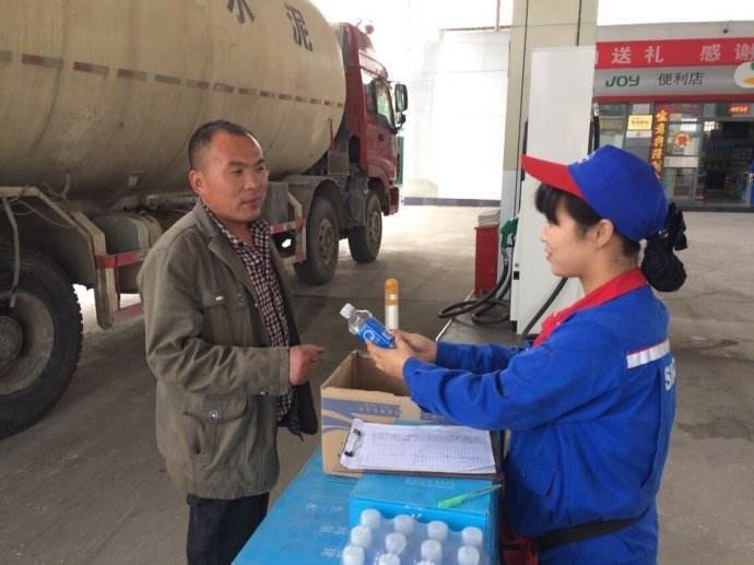 加完油开车就走？加油工捂嘴偷笑，江裕宜春高安新能源汽车提醒