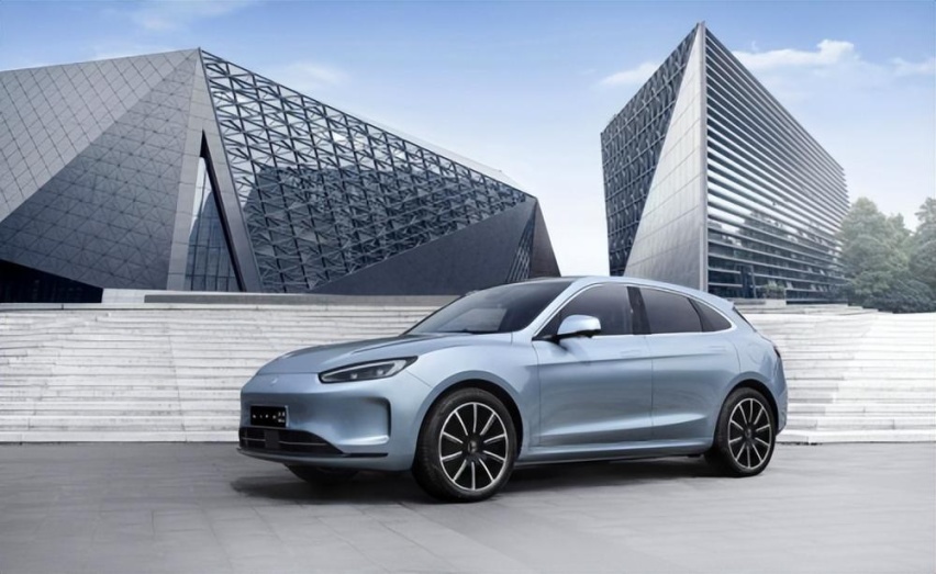 坐拥“双智天花板”，AITO问界M5纯电版实力不输特斯拉Model Y