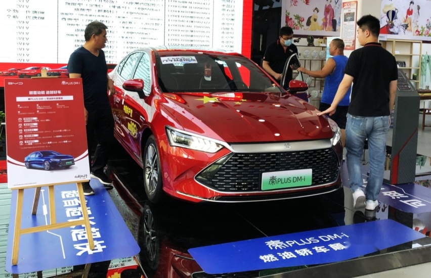 比亚迪秦PLUS DM-i探店：下订等1个月，把合资逼向绝路？