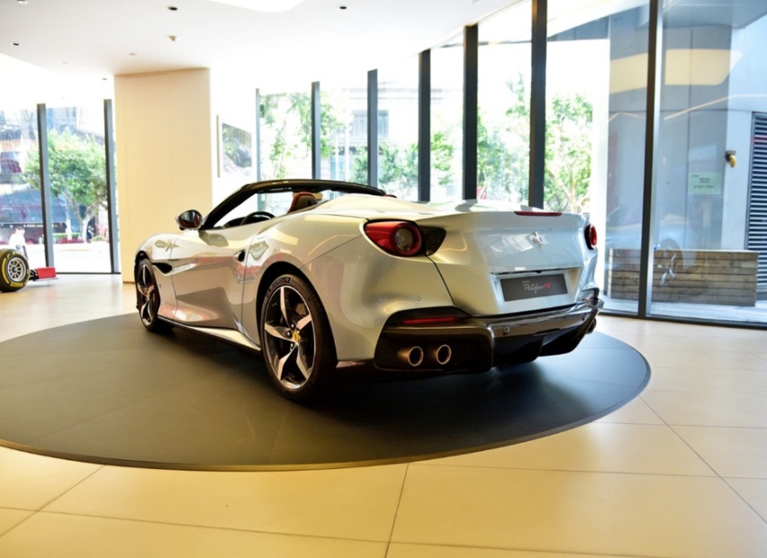 3.9T V8的数据绚丽夺目，法拉利的光环璀璨耀眼，Portofino