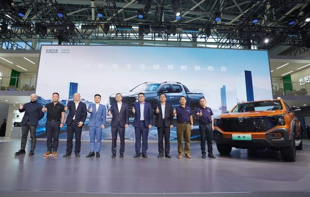 2.0T大增程+1031km续航 全球首款超级增程皮卡长安猎手正式亮相