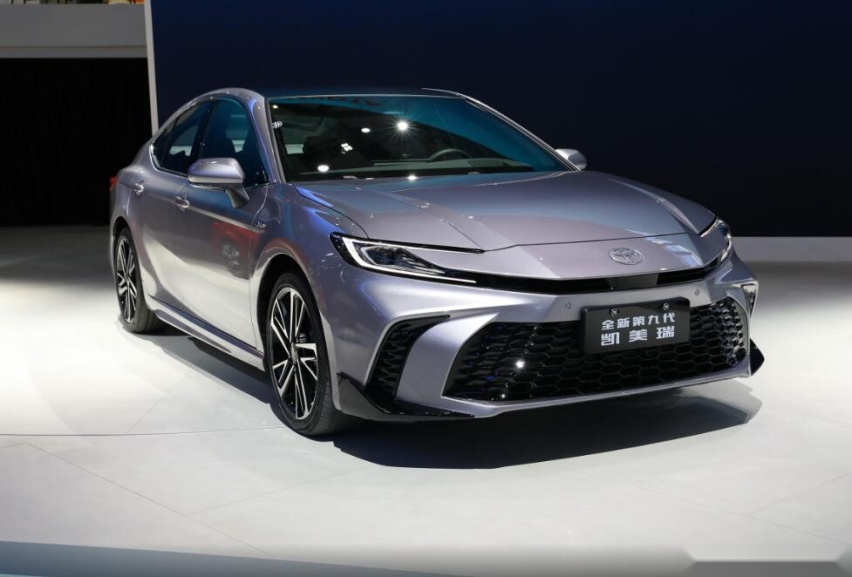 全新第九代凯美瑞加量还降价！卖17.18万，油耗4.2L，续航1200