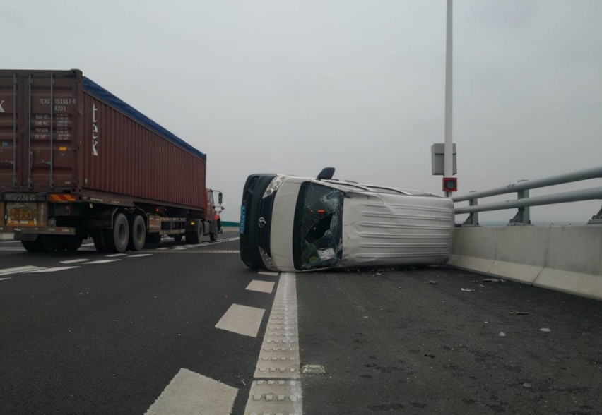 高速公路上的“隐形杀手”，遇到横风该怎么办？