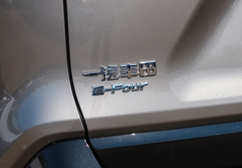新增四驱豪华Pro，新款RAV4荣放双擎E+对比老款还值得购买吗？