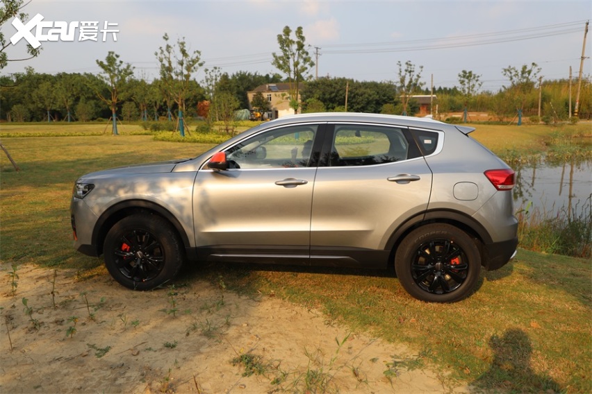 橙色元素勾画运动风帆，哈弗H4 PRO野外实拍