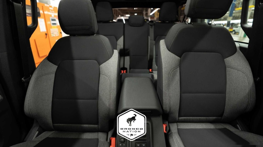 ford-bronco-base-interior-seats-and-console (1).jpg