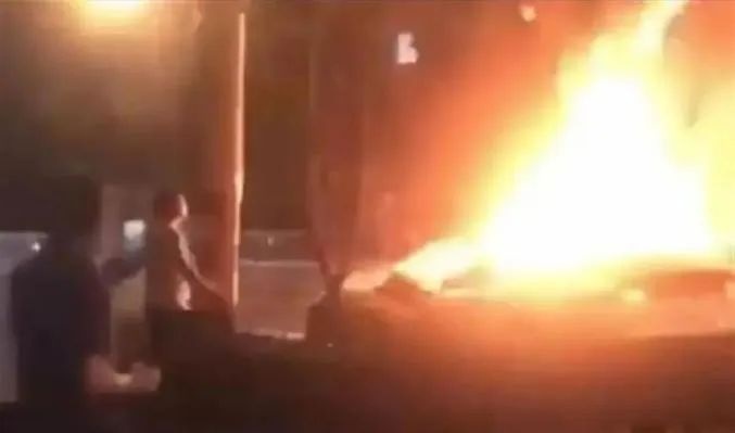 又是车门无法打开！保时捷电动车碰撞起火车主被活活烧死