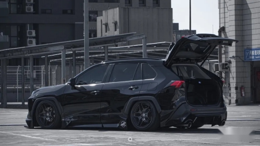 来自宝岛台湾的黑武士丰田RAV4，硬汉造型玩姿态你们爱不爱？