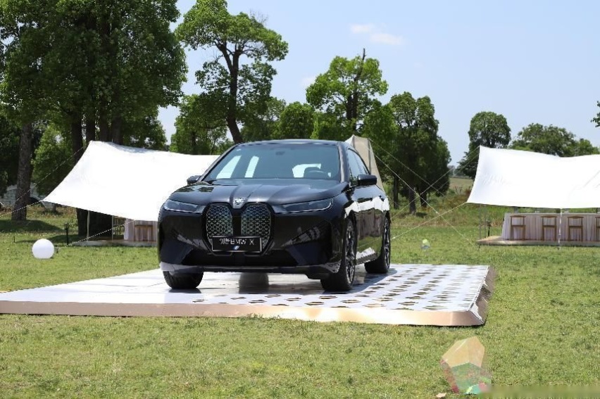 3.8秒破百的旗舰SUV！实拍宝马iX，能不能在市场支棱起来