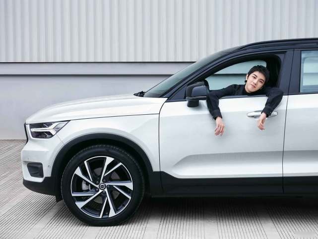 沃尔沃硬钢特斯拉，XC40纯电版调价，售价29.9万元起