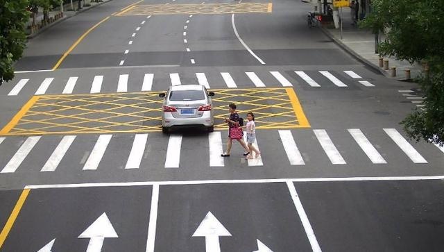 礼让行人又有新规定，车主大呼“不公平”，更容易被罚了