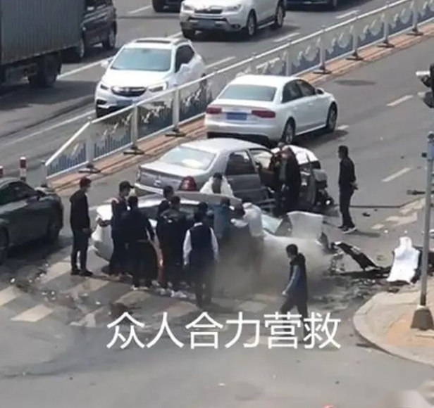 小鹏P7撞车后车门难开影响救援 隐藏式门把手该不该被叫停？