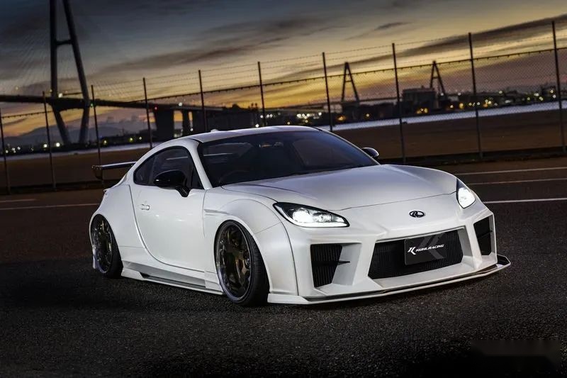 KUHL改装宽体GR86/BRZ，风格神似2000年初的《极品飞车》