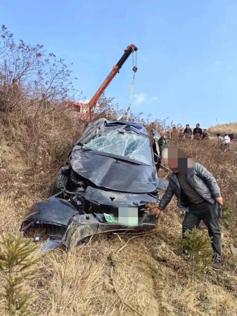 甘肃惨烈事故！哪吒S坠入90米悬崖 车主安然无恙