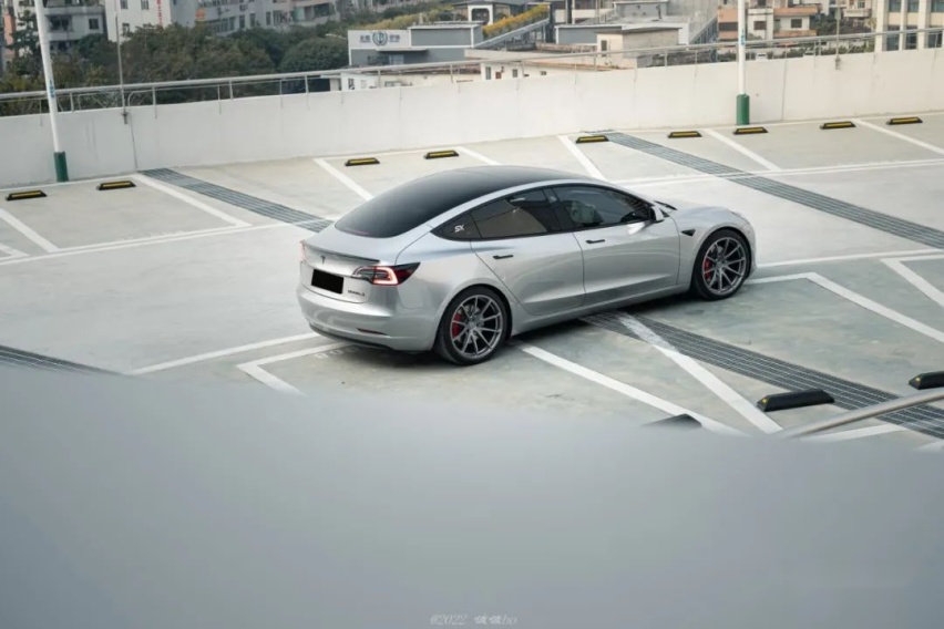 换轮毂如换鞋的特斯拉Model 3P，改不了更快那就玩姿态