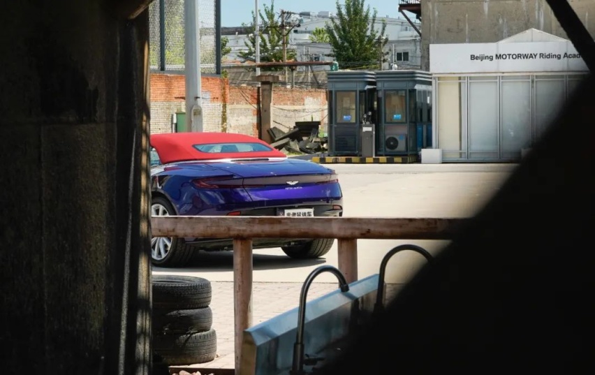 300万买辆英伦跑车，“牛马伦”心想：这是老哥