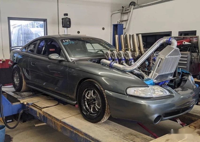 挂着8颗涡轮的福特Mustang你们见过吗？把视野都挡得严严