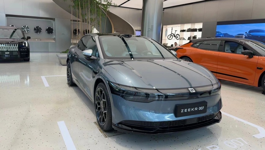 极氪007实车到店，黑化颜值更高，配可倾斜中控屏，续航870km