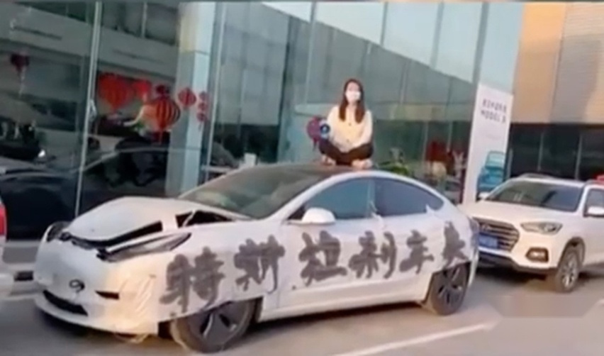 认为Model 3刹车失灵致事故 特斯拉遭女车主坐车顶维权